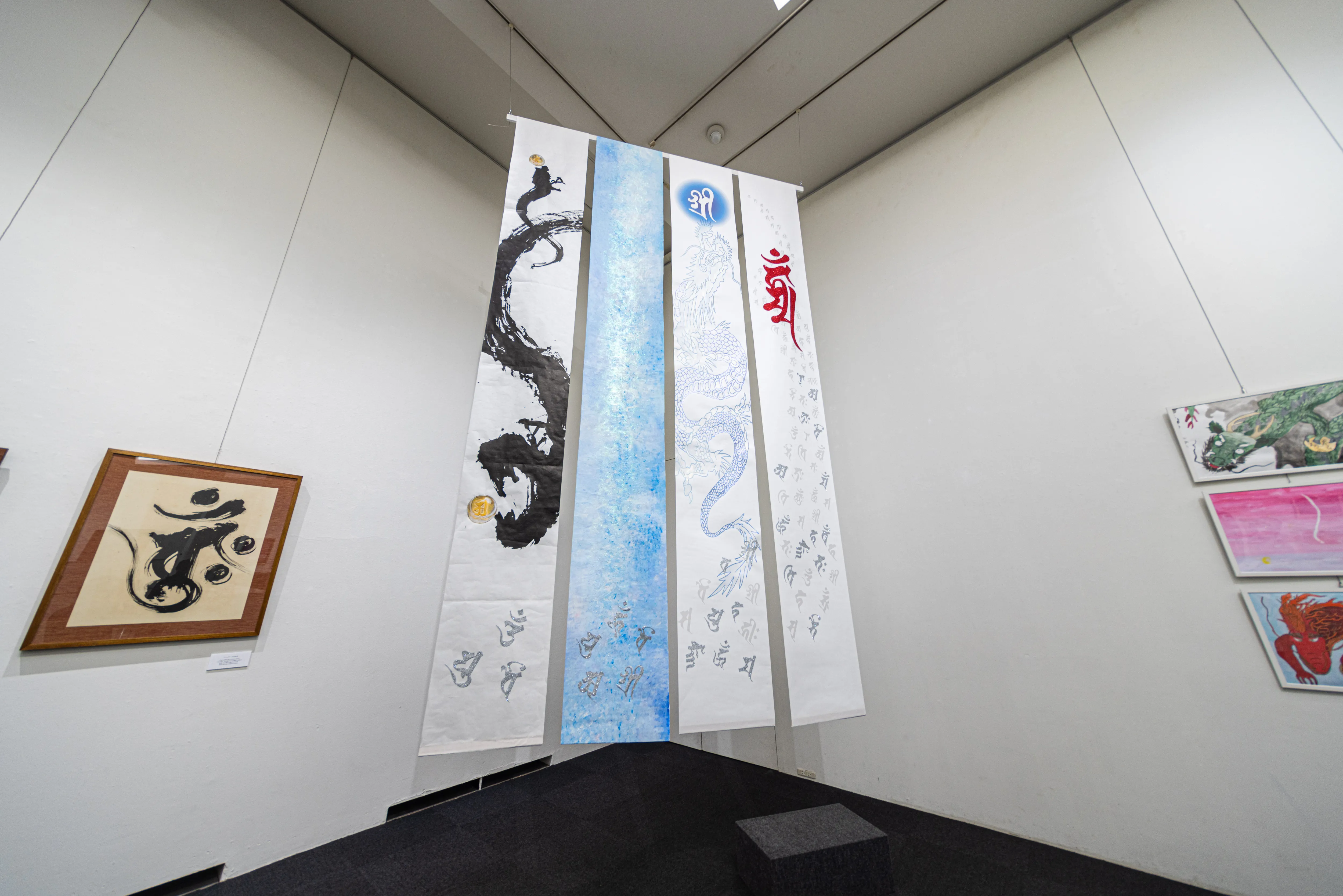 天空を飛翔する梵字